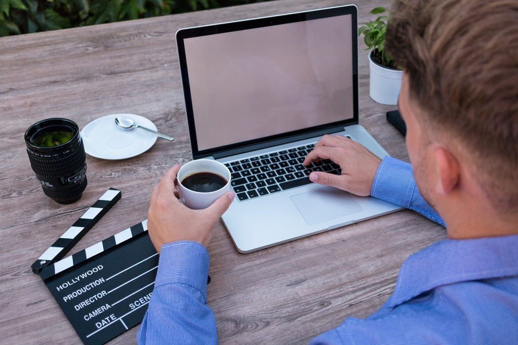 laptop, mockup, coffee break-2838939.jpg